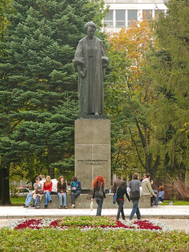 تمثال لماري في جامعة ماريا كوري-سكوودوفسكا في لوبلين، بولندا